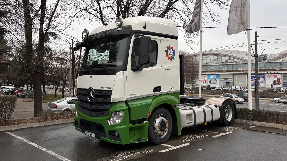 Polar kamion Mercedes-Benz Actros 1848 ispred sajma u Beogradu