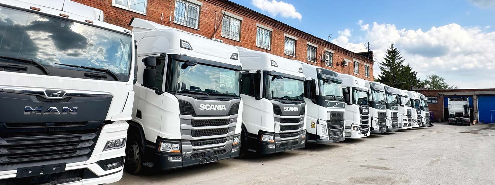 Niz kamiona različitih proizvođača spremnih za prodaju